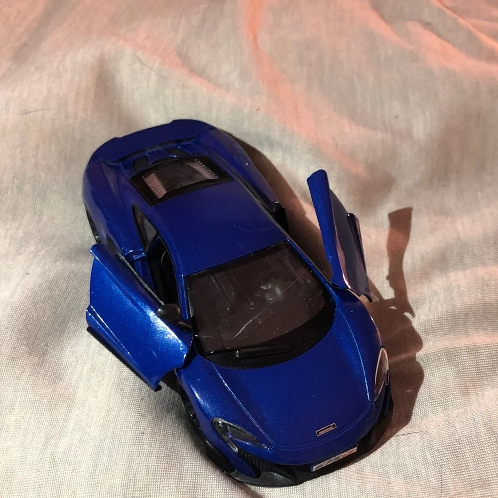 McLaren 675LT 1:36 scale pull back action